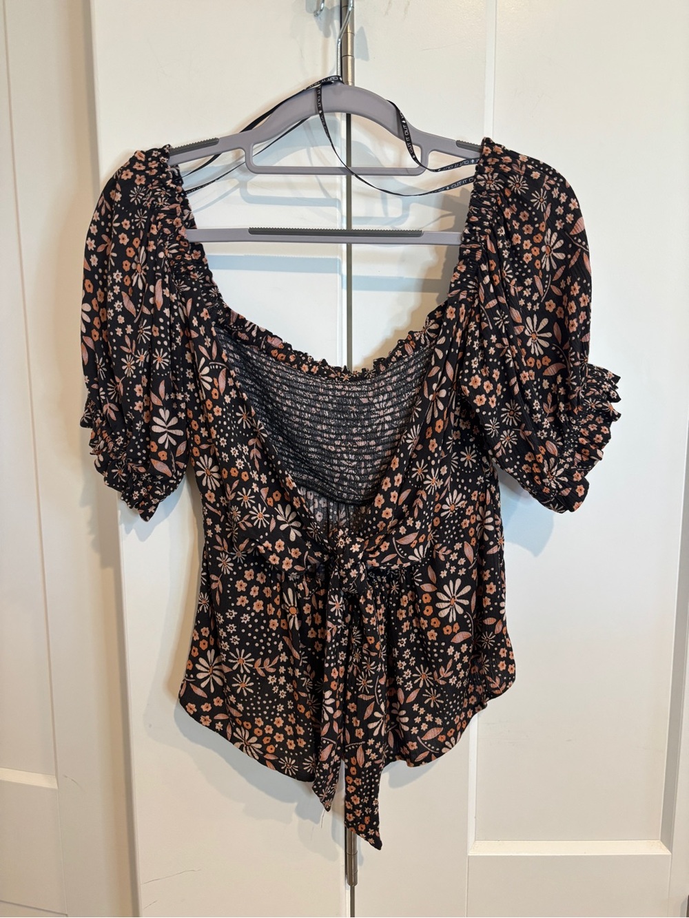 Volcom Tie-Front Floral Top with Puff Sleeves. Size S